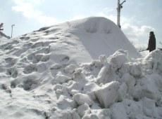 雪で覆われたコンテナ風景