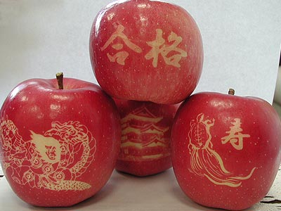 絵文字りんご通販 日光によるりんごの着色を利用して綺麗な模様で形取られた 日焼け絵文字りんご